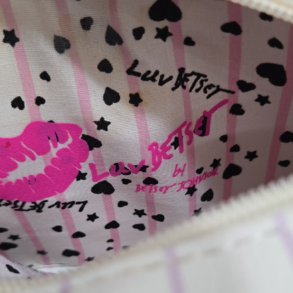 Betsey Johnson Lilac Quilted Crossbody Bag with Gold & Polyurethane Chain. - Picture 9 of 11